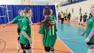 Siatkarski sukces na szczeblu powiatowym – gratulacje dla naszych zawodniczek!